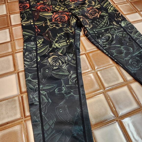 CVG Constantly Varied Gear Dressed to K*ll Capri Leggings size Large - Picture 4 of 7